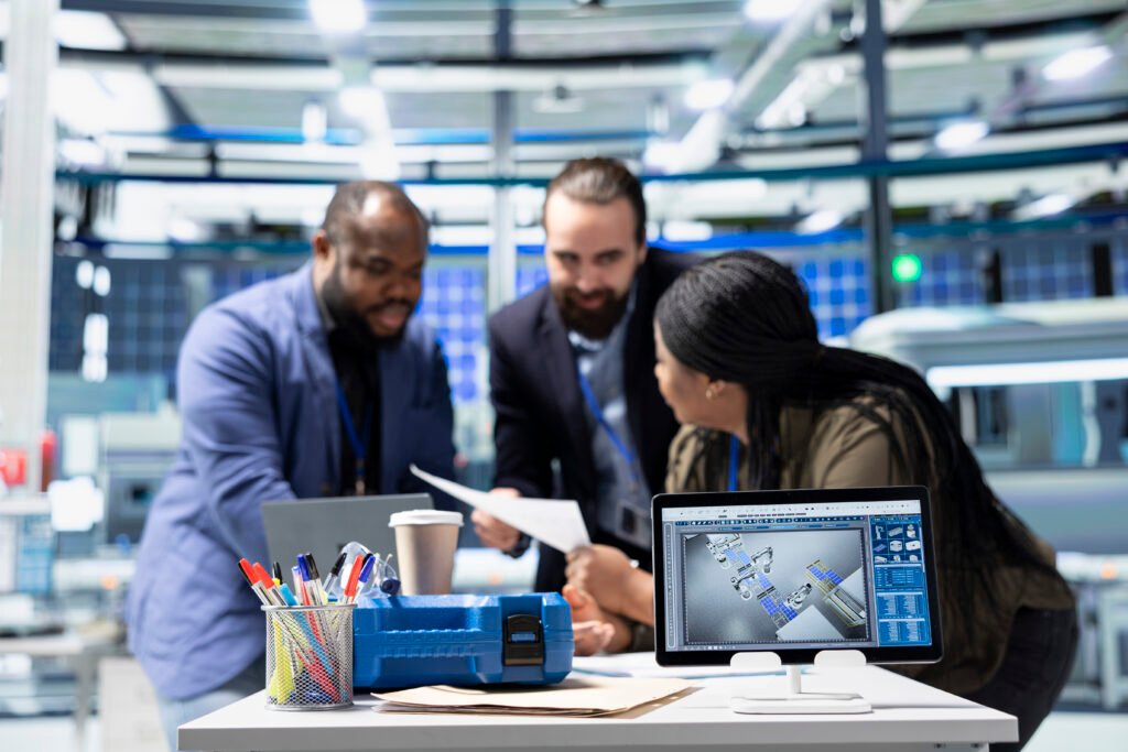 grupo diversificado de supervisores de fabrica envolvido em briefings sobre metricas de producao