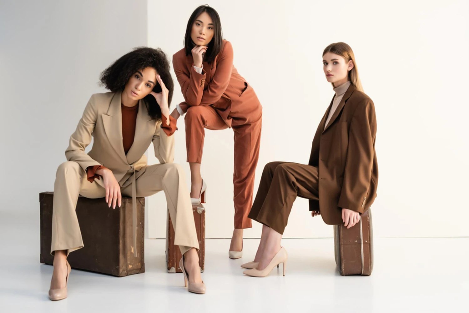 tendencias de moda que valorizam todos os tipos de corpo looks formais blazer tonalidades neutras